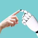Transhumanistin: Frau lässt sich Technik-Gadgets in den Arm pflanzen