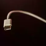 USB-Kabel im Penis