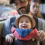 Vater mit Baby im Zug