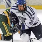 Während eines Eishockey-Spiels rettet Nadia Popovici dem Zeugwart Brian Hamilton das Leben