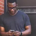Zum Spaß lädt er sich eine App herunter: Dann rettet sie ihm das Leben