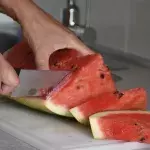 Darum werdet ihr von Wassermelonen mit Rissen im Fruchtfleisch krank