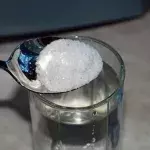 Räume von negativen Energien befreien: Ein Glas Essigwasser soll helfen