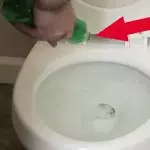 Ein Heimwerker gießt Spülmittel in seine Toilette. Das Ergebnis ist erstaunlich!