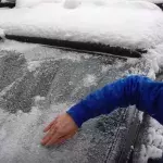 Trick für Autoscheiben: Vereiste Windschutzscheiben einfach enteisen
