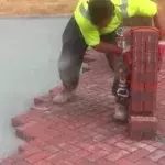 Dieser Arbeiter zeigt euch, wie man Ziegelsteine richtig verlegt