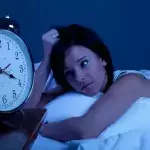 Wie schafft man es schneller einzuschlafen? Seht euch die gemäß einer Studie unfehlbare Technik in diesem Video an.