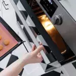 Diese Alternativen zu Backpapier habt ihr alle zu Hause