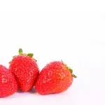Drei Erdbeeren auf weißem Untergrund