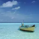 Ein einsames Boot auf den Malediven