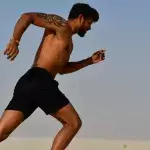 Ein Mann joggt mit nacktem Oberkörper