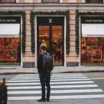 Ein Mann steht vor einer Louis Vuitton-Boutique