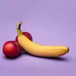 Eine Banane und zwei Pflaumen