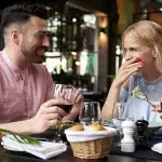 Flirt-Trend Sneating: So schamlos wird das Date dabei ausgenutzt