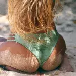Frau posiert im Bikini