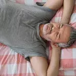 Für einen tiefen Schlaf: So solltest du dein Bett im Schlafzimmer positionieren