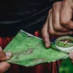 Hände mit Kompass und Karte