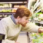Mann im Supermarkt