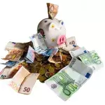 Nicht nur vorm Urlaub könnt ihr Geld sparen, sondern auch während ihr schon unterwegs seid