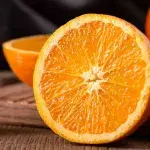 Orange unter der Dusche essen: Hat dieser TikTok-Trend wirklich Vorteile?