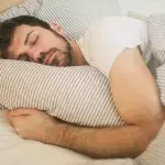 Schlaftipp vom Arzt: Besser alleine schlafen