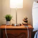 Smartphone neben Bett laden