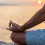 Sonnenmudra: Diese Position hilft der Verdauung.