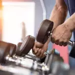 Training mit Hanteln: Mit diesen Übungen kurbelst du die Fettverbrennung an