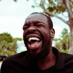 Unangemessenes Lachen