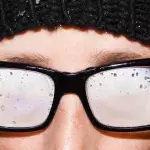 Vernebelte Sicht: Beschlagene Brillengläser im Winter mit Maske