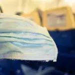 Zwei Männer weigern sich, im Flugzeug eine Maske zu tragen 