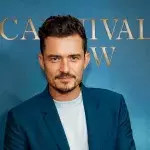 Auf offenem Meer: Orlando Bloom paddelt mit Weißem Hai