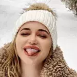 Üppiges Dekolleté im Schnee: Cathy Lugner bringt das Eis zum Schmelzen