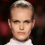 Da stimmt was nicht: Models machen auf dem Laufsteg mit ihrer Oberweite auf sich aufmerksam!