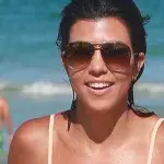 Kourtney Kardashian zeigt ihren knackigen Körper im Mini-Bikini