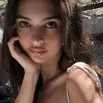 Emily Ratajkowski: Nippelblitzer mitten im Restaurant