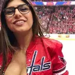 Brust von Puck getroffen: Mia Khalifa passiert ein Unglück bei einem Eishockey-Spiel