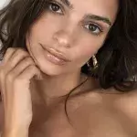 Emily Ratajkowski präsentiert ihre perfekte Bräunung auf Oben-ohne-Foto
