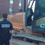 Betrunkener Dieb klaut Bulldozer und zerquetscht mehrere Autos
