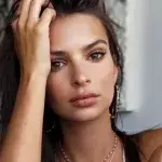 Emily Ratajkowski zeigt sich in Turnschuhen und macht ihre Fans völlig verrückt