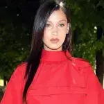 Bella Hadid spaziert ohne Schlüpfer durch die Straßen von Paris