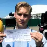 Schwede schenkt Khedira ein Rückflugticket. Seine Reaktion ist genial!