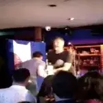 Coach von Conor McGregor erteilt einem Comedian auf der Bühne eine Lektion