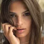 Emily Rataj­kowski macht Urlaub in Paris: Ihr Dekolleté bringt ihre Fans zum Schwitzen