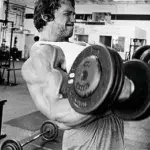 Arnold Schwarzenegger zeigt seine Lieblingsübung für den Bizeps