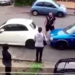 Ein Nachbar parkt die Einfahrt zu: Dann kommt ein Bodybuilder vorbei