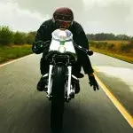 Motorrad: Was steckt hinter dem Bikergruß?