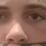 Er lässt sich ein Tattoo mitten ins Gesicht stechen: Die Folgen für ihn sind heftig