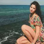 Hübsche Frau am Meer: Das Bild birgt ein tieferes Geheimnis!