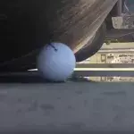 Dampfwalze überrollt Golfball: Das Ergebnis ist kaum zu fassen